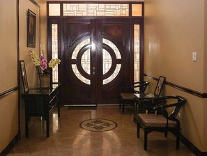 Interior - 2Bdrm, A/C, Wi-Fi, Washer & Dryer - Spacious House (Kingston)