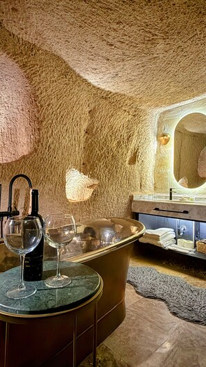 Premium Suite | Frette Italian sheets, premium bedding, memory-foam beds - Very Peri Cappadocia - The Lifestyle Luxury Design Hotel  (Nevsehir)