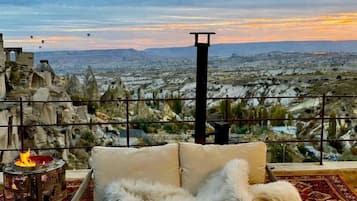 Panoramic Studio Suite | Living area | 32-inch Smart TV with digital channels, fireplace, Netflix