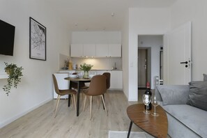 Klassiek appartement, uitzicht op de stad | Woonruimte | Flatscreentelevisie