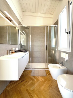 Dusj, hårføner, bidé og håndklær