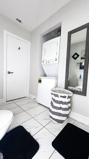Towels, soap, shampoo, toilet paper - 6 Mins to Deep Ellum - Cozy Apt

 (Dallas)