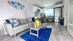 Living area - 6 Mins to Deep Ellum - Cozy Apt

 (Dallas)