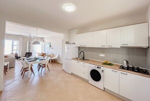 Apartamento conforto, 4 quartos, para não fumantes, de frente para o oceano | Cozinha privada | Geladeira grande, máquina de café expresso, chaleira elétrica