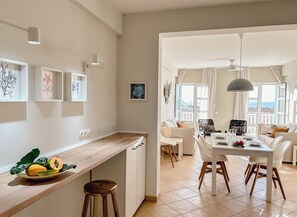 Comfort Apartment, 4 Bedrooms, Non Smoking, Oceanfront | Living area