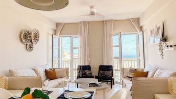Comfort Apartment, 4 Bedrooms, Non Smoking, Oceanfront | Living area