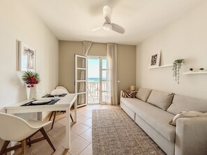 Appartamento Comfort, 1 letto queen con divano letto, non fumatori, vista mare | Area soggiorno