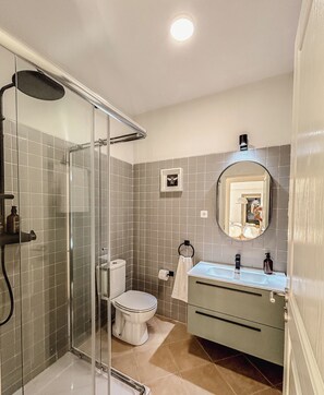 Comfort Apartment, 4 Bedrooms, Non Smoking, Oceanfront | Bathroom