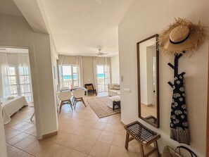 Apartamento conforto, 2 quartos, para não fumantes, de frente para o oceano | Área de estar