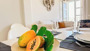 Comfort Apartment, 4 Bedrooms, Non Smoking, Oceanfront | Living area