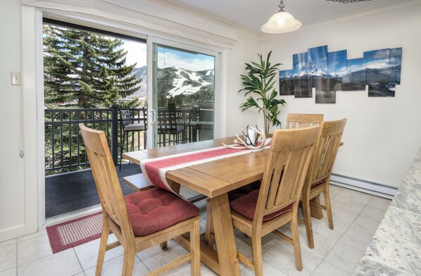 Dining - Ski Condo, Short Walk to Lionshead Slopes and Shops. Hot Tubs and Mountain Views (Vail)