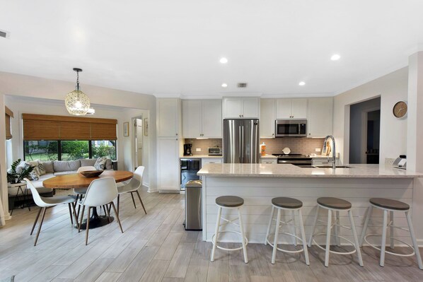 Fridge, microwave, oven, stovetop - Amazing Ground-floor Harbour Oaks 3 bed/ 2bath (St. Simons Island)