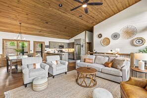 Smart TV, fireplace - Brand NEW Luxury Chalet! Summer Sale! (Epworth)