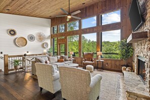 Smart TV, fireplace - Brand NEW Luxury Chalet! Summer Sale! (Epworth)