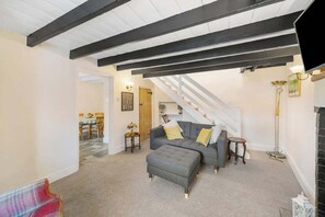 TV, fireplace, offices - Cosy Country Cottage Sleeps 4 (Kirkbymoorside)
