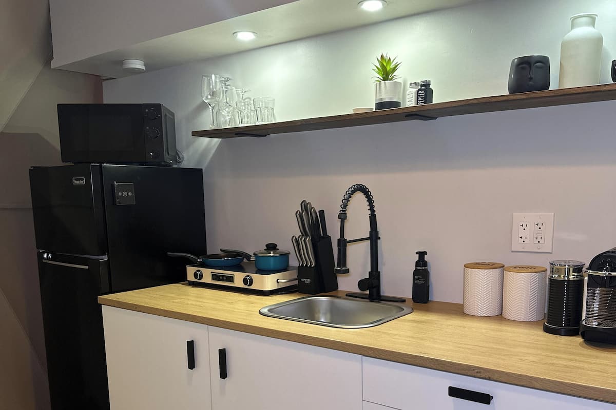 Refrigerador con freezer, microondas, placa de cocina, cafetera expreso