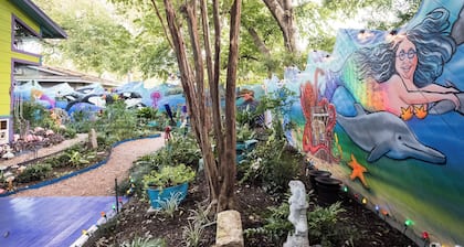Zilker's Peaceful Haven-Fun, Funky, and Colorful