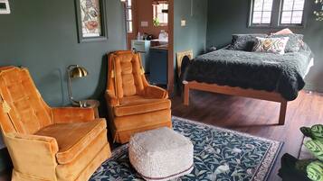 1 bedroom, desk, WiFi, bed sheets