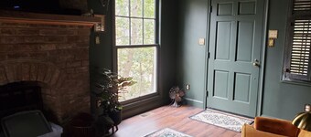 Private Romantic Bungalow for Artists & Writers, 7 Mins to Downtown Richmond,