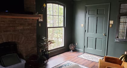 Private Romantic Bungalow for Artists & Writers, 7 Mins to Downtown Richmond,