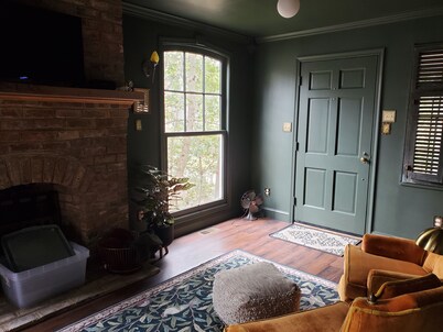 Private Romantic Bungalow for Artists & Writers, 7 Mins to Downtown Richmond,