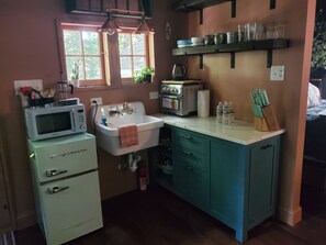 Køleskab, mikrobølgeovn, kogeplade, kaffe-/temaskine