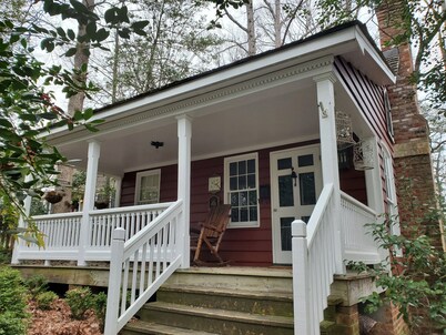 Private Romantic Bungalow for Artists & Writers, 7 Mins to Downtown Richmond,