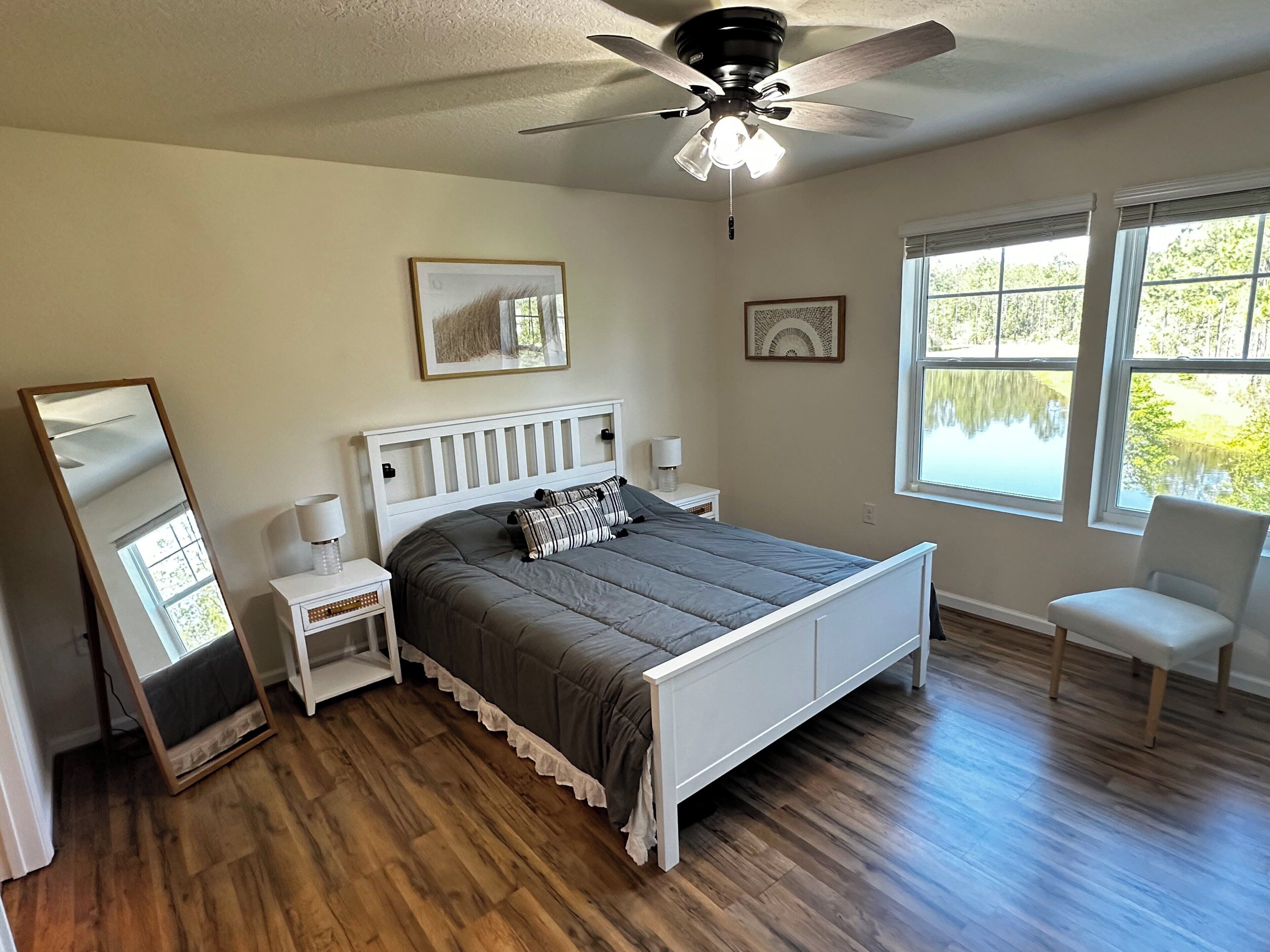 Quiet Pondside Townhouse -Work from Home Ready!