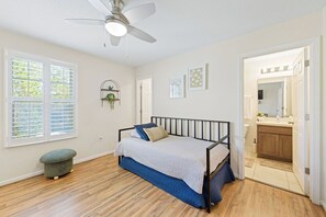 2 bedrooms, travel cot, WiFi, bed sheets - Peaceful Pondside Townhouse -Work from Home Ready! (Yulee)