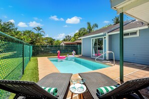 Pool - Jupiter Palm Oasis! Lakefront Pool Home w/ Game Room, BBQ, Beach Chairs, Coffee! (Jupiter)