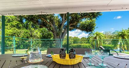 Jupiter Palm Oasis! Lakefront Pool Home w/ Game Room, BBQ, Beach Chairs, Coffee!