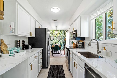 Jupiter Palm Oasis! Lakefront Pool Home w/ Game Room, BBQ, Beach Chairs, Coffee!