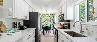 Jupiter Palm Oasis! Lakefront Pool Home w/ Game Room, BBQ, Beach Chairs, Coffee!