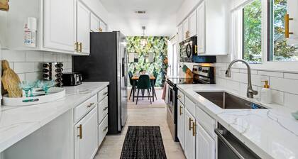 Jupiter Palm Oasis! Lakefront Pool Home w/ Game Room, BBQ, Beach Chairs, Coffee!