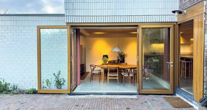 Stylish freestanding Amsterdam house, great garden and meadow view. Remote work.