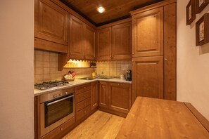 Réfrigérateur, four, lave-vaisselle, cafetière/bouilloire