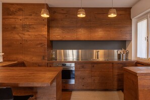 Refrigerador, horno, lavavajillas y cafetera y tetera 