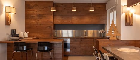 Kühlschrank, Ofen, Geschirrspüler, Wasserkocher mit Kaffee-/Teezubehör