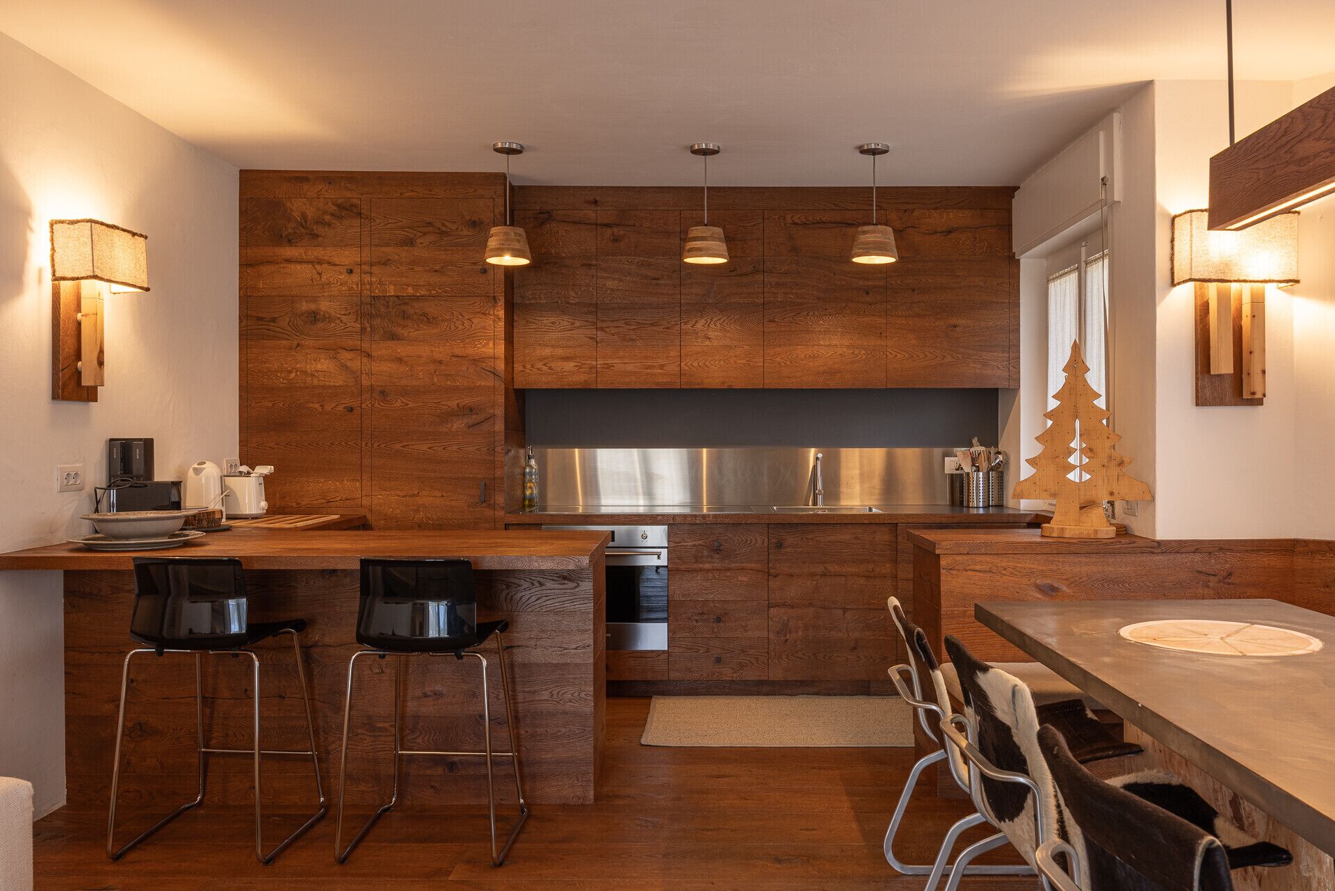 Kühlschrank, Ofen, Geschirrspüler, Wasserkocher mit Kaffee-/Teezubehör