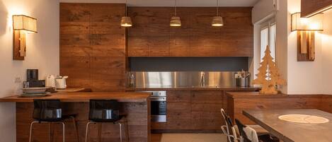 Réfrigérateur, four, lave-vaisselle, cafetière/bouilloire