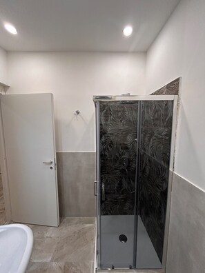 Dusche, Haartrockner, Bidet, Handtücher