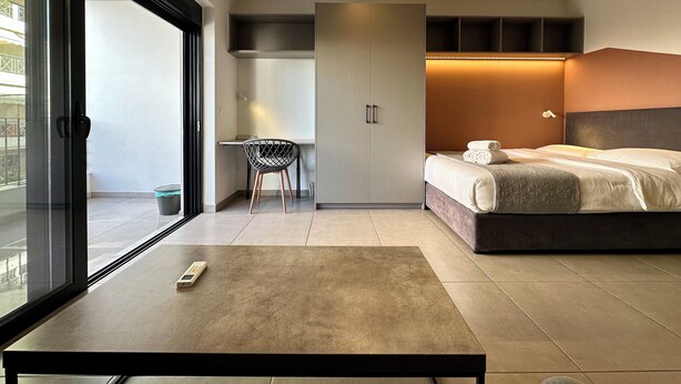 Ein modernes Schlafzimmer mit Bett, Schreibtisch und Stuhl.