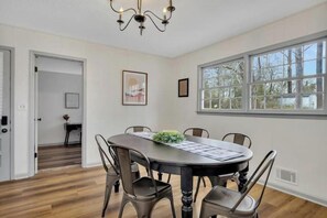 Dining - Acworth Abode - minutes to DT Acworth & LakePoint (Acworth)