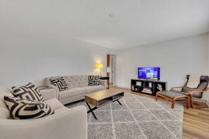 Living area - Acworth Abode - minutes to DT Acworth & LakePoint (Acworth)