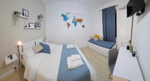 Habitació triple estàndard, no fumadors, bany privat | Decoració individual, mobiliari individual i escriptori 