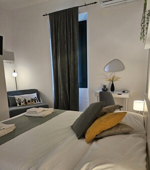 Standard Quadruple Room, Private Bathroom | Individually decorated, individually furnished, desk, laptop workspace - B&B Green (Reggio Calabria)