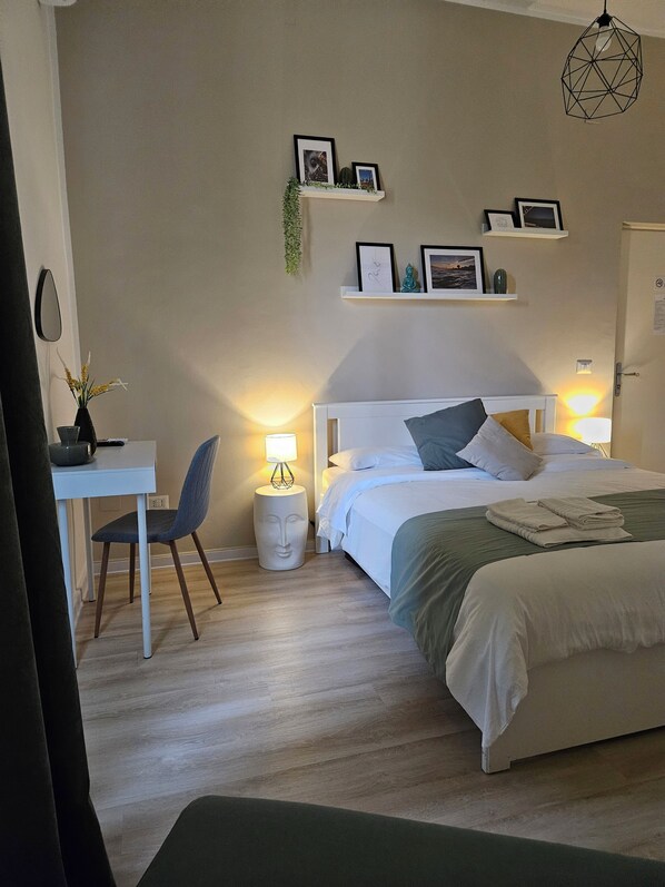 Habitació quàdruple estàndard, bany privat | Decoració individual, mobiliari individual i escriptori 