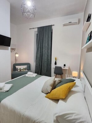 Habitació quàdruple estàndard, bany privat | Decoració individual, mobiliari individual i escriptori 