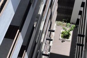 Property grounds - 2bed Apartment - Pool, Garden, Parking (Kingston)