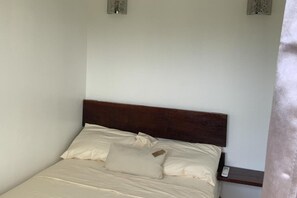 2 bedrooms, iron/ironing board, free WiFi, bed sheets - 2bed Apartment - Pool, Garden, Parking (Kingston)